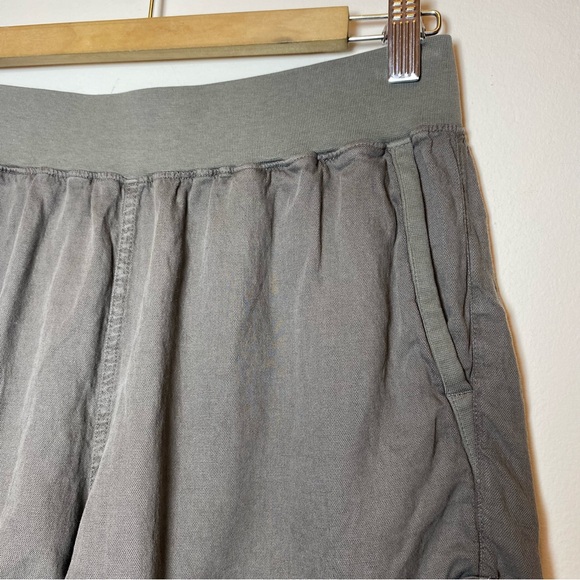 FAHERTY Arlie Linen/Tencel Blend Cuffed Day Shorts in Surplus Green Sz Medium - Picture 5 of 11